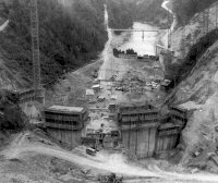Bau der Staumauer